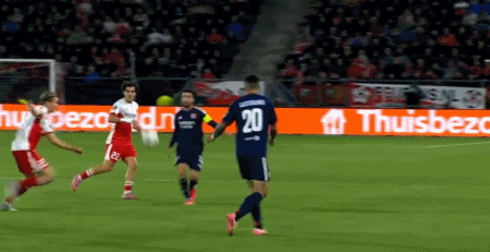 凭借此次进, 门将单掌扑 凭借此次进, 门将单掌扑